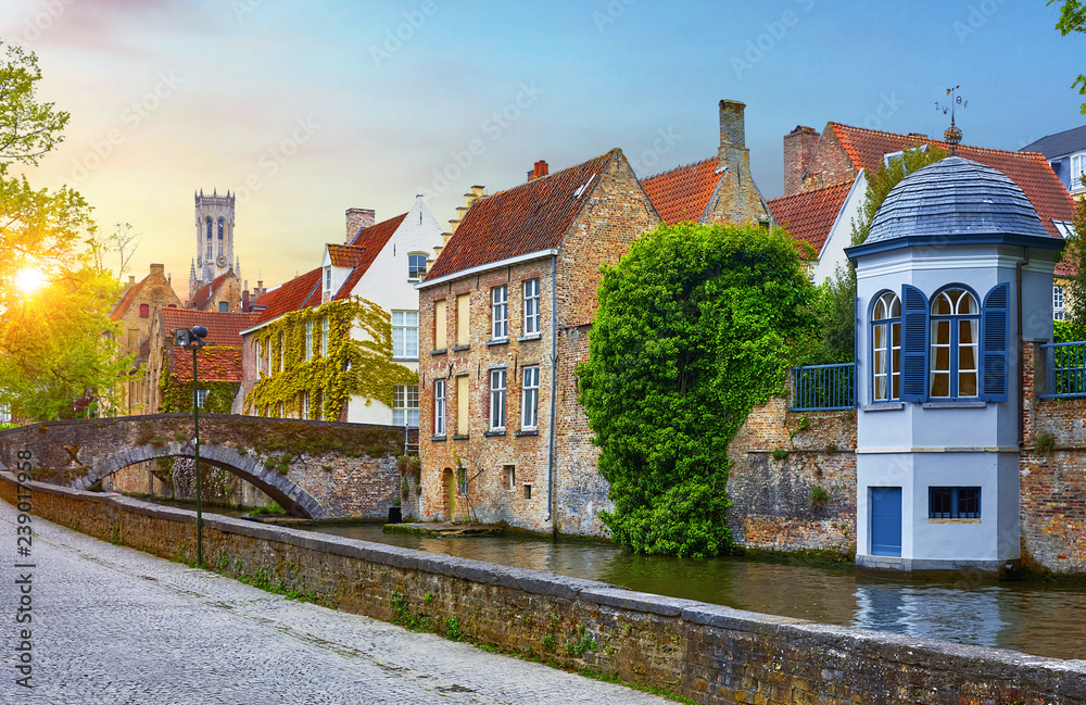 Naklejka premium Brugia, Belgia. Średniowieczne ceglane domy z balkonami