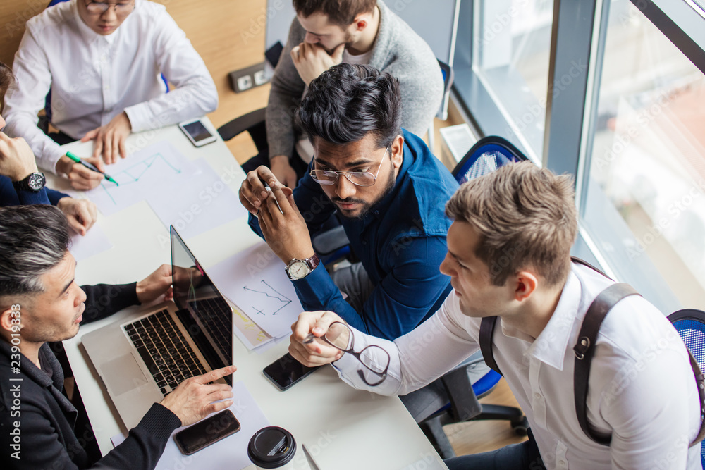 Obraz premium Multiracial group of engineers, Marketing and Sales managers every day working in new projects of research and development of new project to constantly increase the innovation capacity of the company.