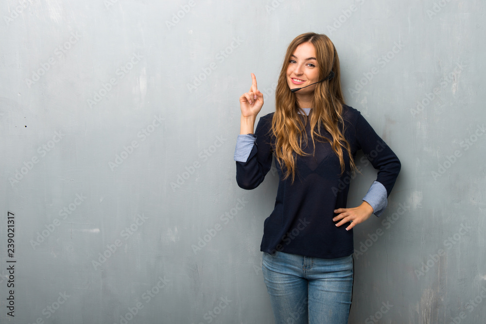 Φωτογραφία Telemarketer woman showing and lifting a finger in sign of the best