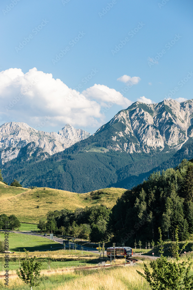 Regionalzug bei Kappel, Allgäu, Bayern Deutschland. Im Hintergrund die Allgäuer Alpen mit Große Schlicke,Tirol, Österreich.