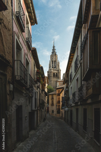 Primate Cathedral of Saint Mary of the tower between the streets of Toledo, Spain © Daniel Rodriguez
