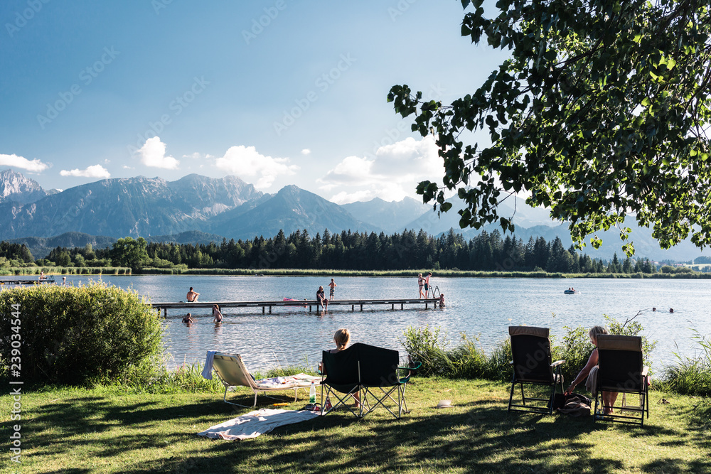 Obraz premium Badende am Hopfensee, Allgäu, Bayern, Deutschland.