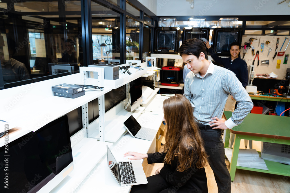 研究室で作業をする研究者 