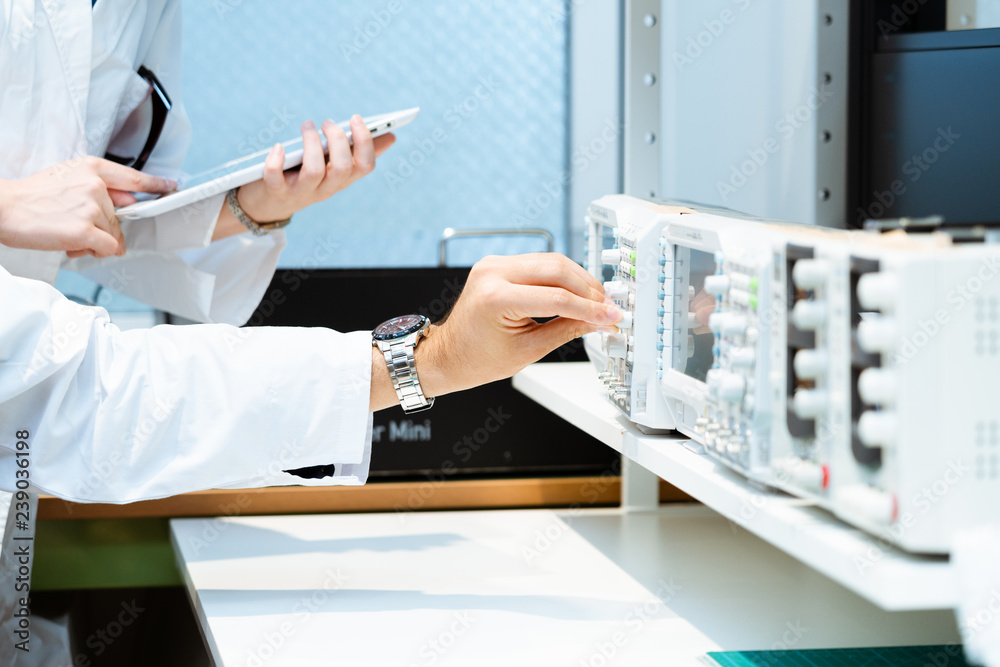 研究室で作業をする研究者 StockFoto Adobe Stock