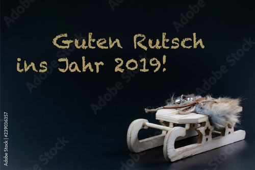 Guten Rutsch ins Jahr 2019 mit Element Schlitten auf schwarzem Hintergrund