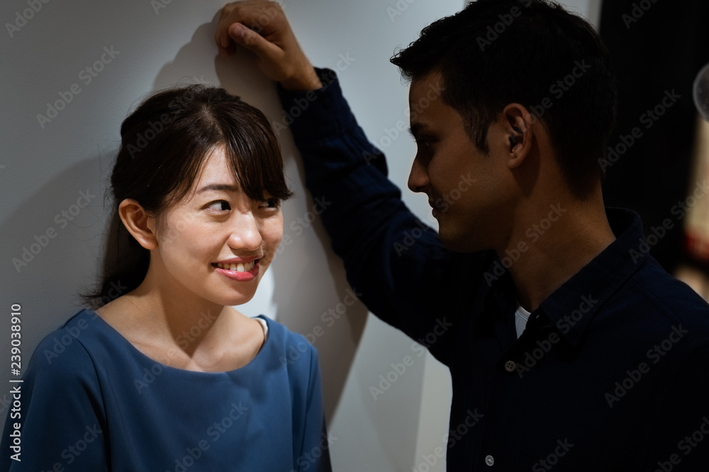 男性に口説かれる女性、壁ドン 男性に口説かれる女性、壁ドン