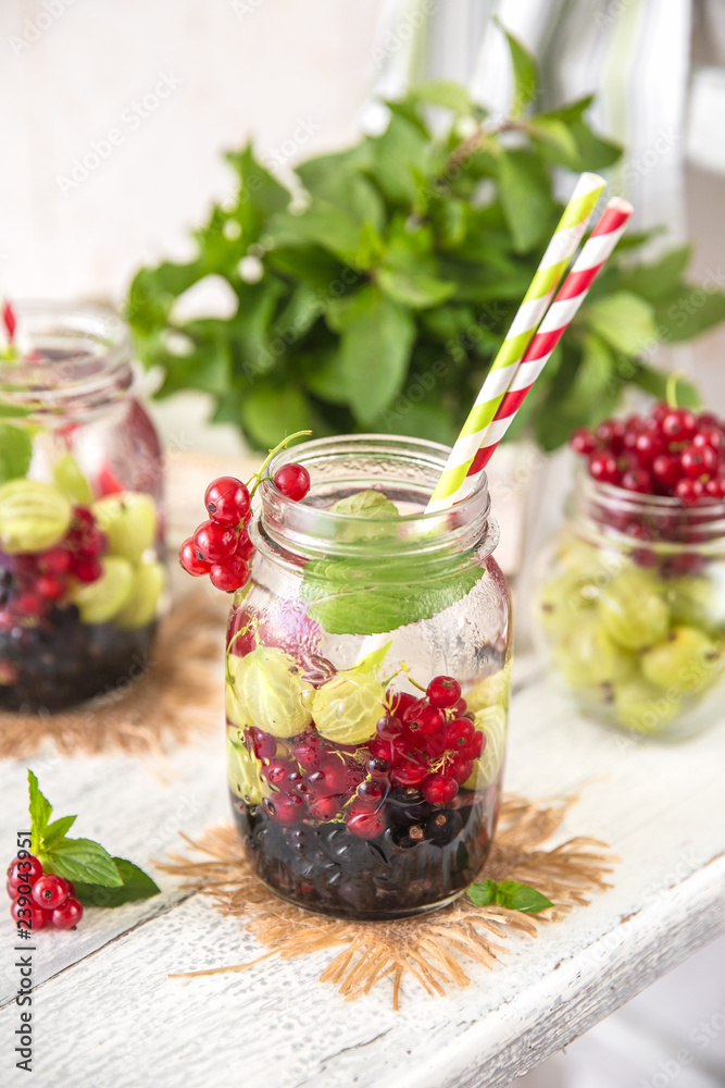 Cold Fruit Infused Detox Water with black currants, red currants, gooseberries and mint Cold Fruit Infused Detox Water with black currants, red currants, gooseberries and mint