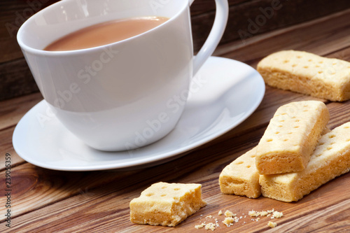 Fotografi Tee with milk and shortbread