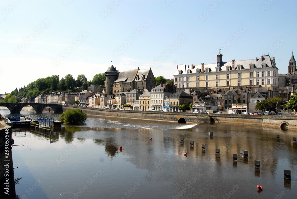 Ville de Laval, le château vieux et le château-Neuf surplombent la ville et la Mayenne, département de la Mayenne, France