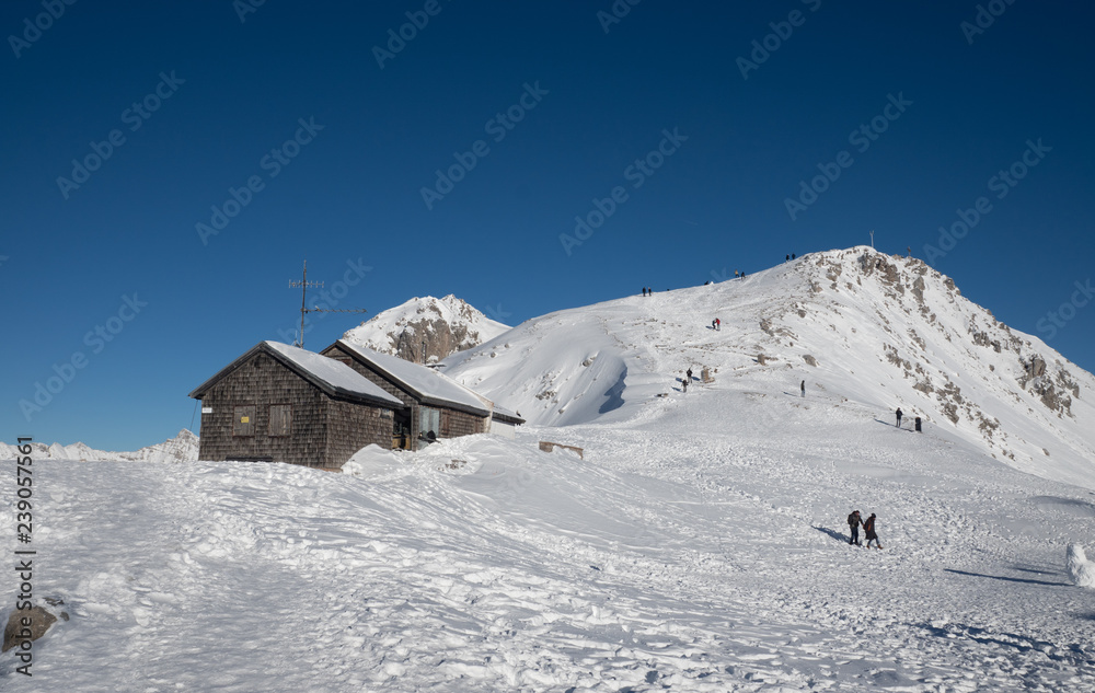 Schutzhütte in den verschneiten Bergen