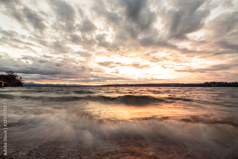 Starnberger See bei Sturm in der Abenddämmerung, Fünf-Seen-Land, Oberbayern, Deutschland * Stormy Lake Starnberg at dusk, Upper Bavaria, Germany