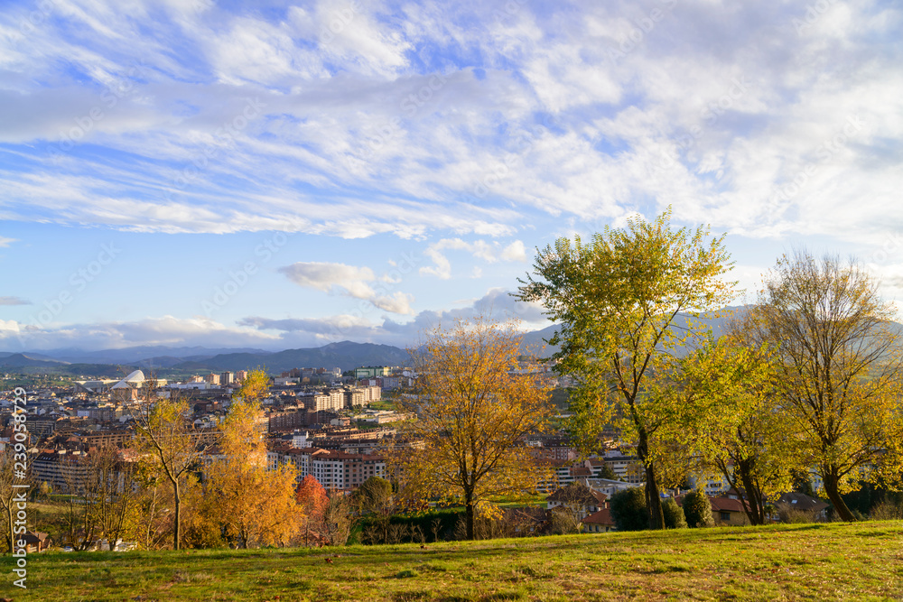 Ciudad de Oviedo al atardecer en otoño.