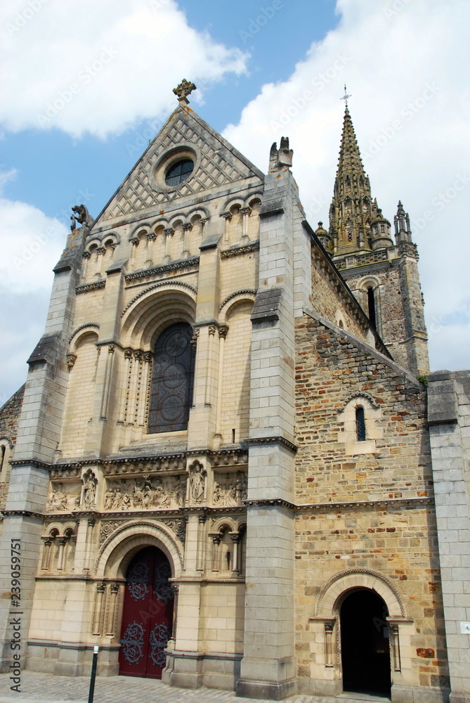 Ville de Laval, façade de la basilique Notre-Dame d’ Avesnières, département de la Mayenne, France