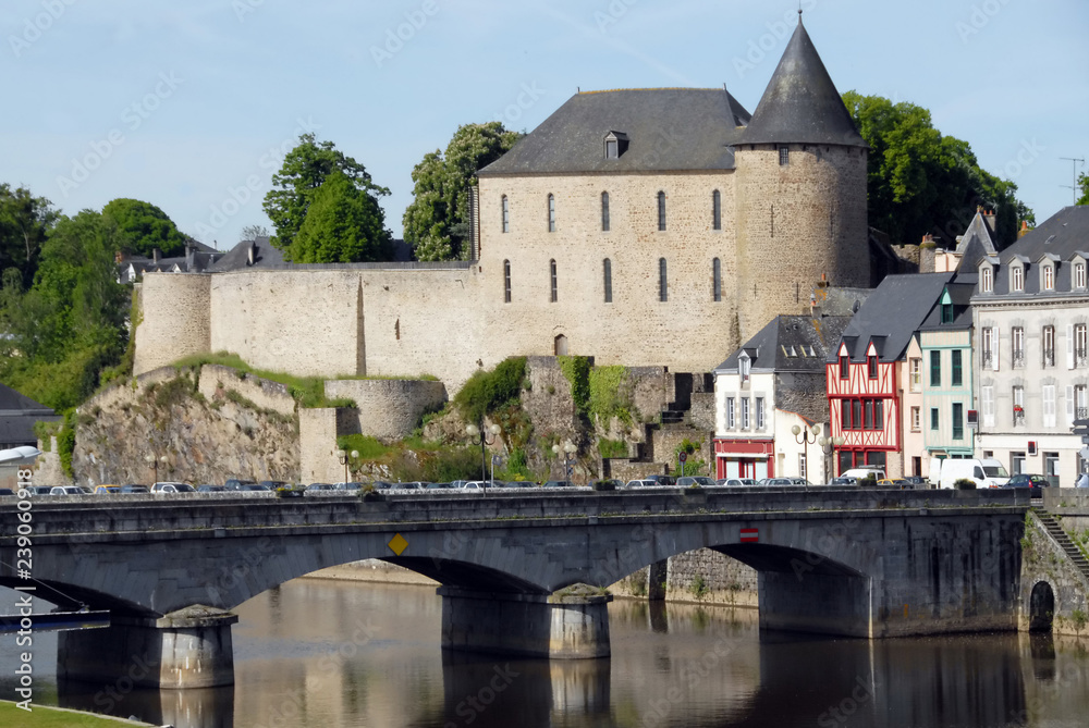 Ville de Mayenne, le château et le vieux pont qui enjambe la Mayenne, département de la Mayenne, France