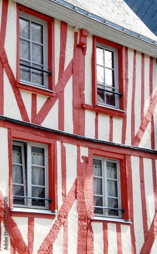 Ville de Mayenne, maison à colombages rouges du centre historique de la ville, département de la Mayenne, France