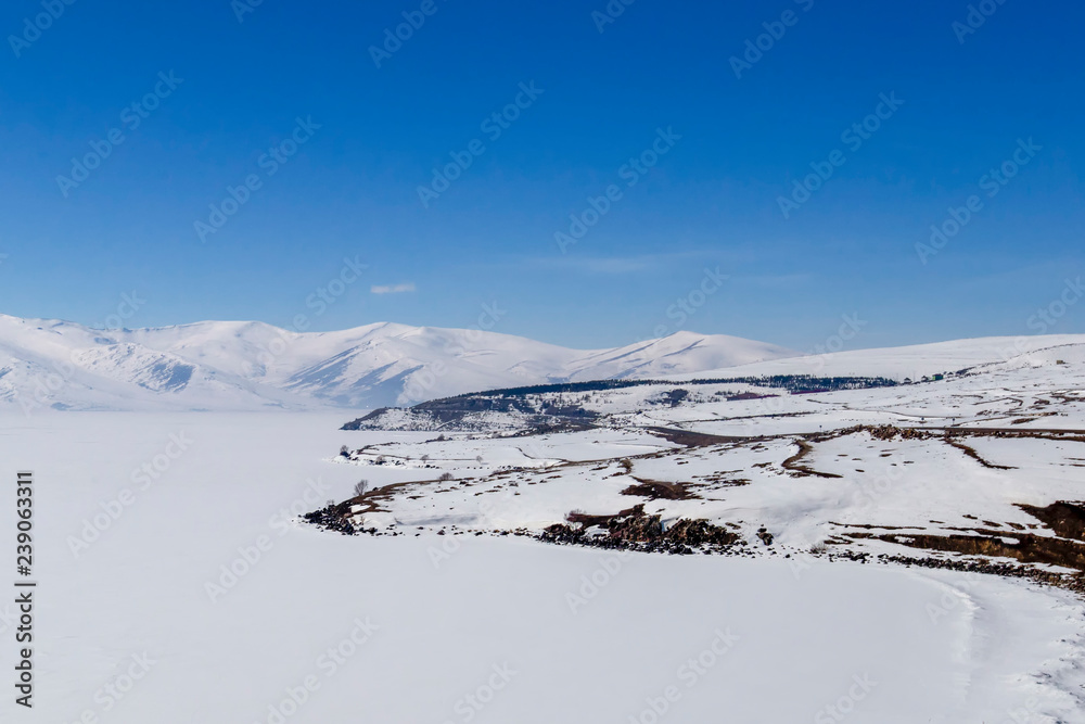 Fototapeta premium frozen lake and mountains