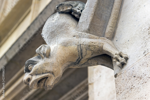 Bilde på lerret Gargoyles on the wall of a medieval building.