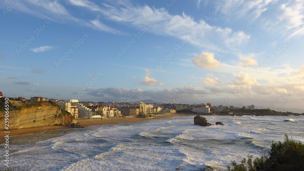 Biarritz, panorama sur la Grande Plage et la plage du Miramar au soleil couchant (France) Biarritz, panorama sur la Grande Plage et la plage du Miramar au soleil couchant (France)