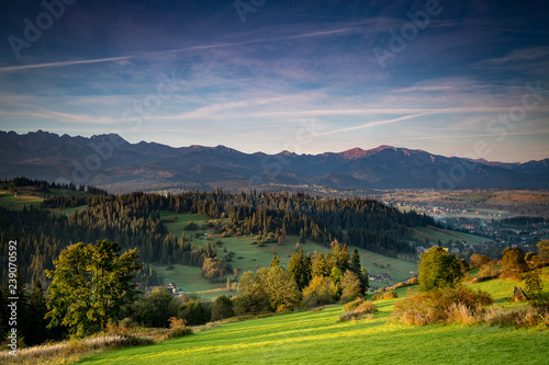 Piękny poranek w górach z wspaniałą panoramą