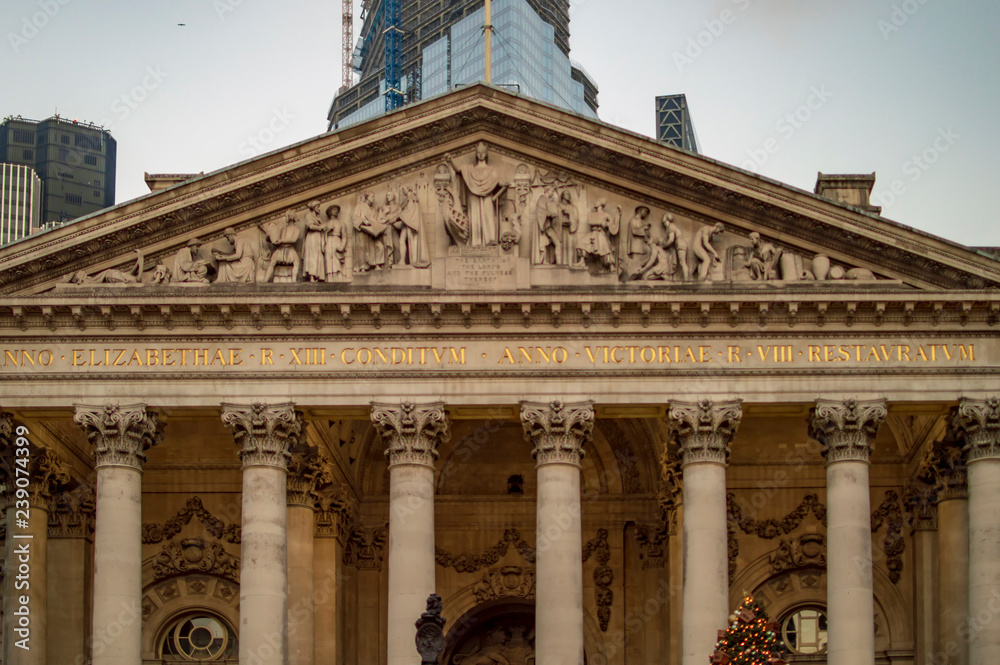 Obraz premium Upper part of royal exchange building