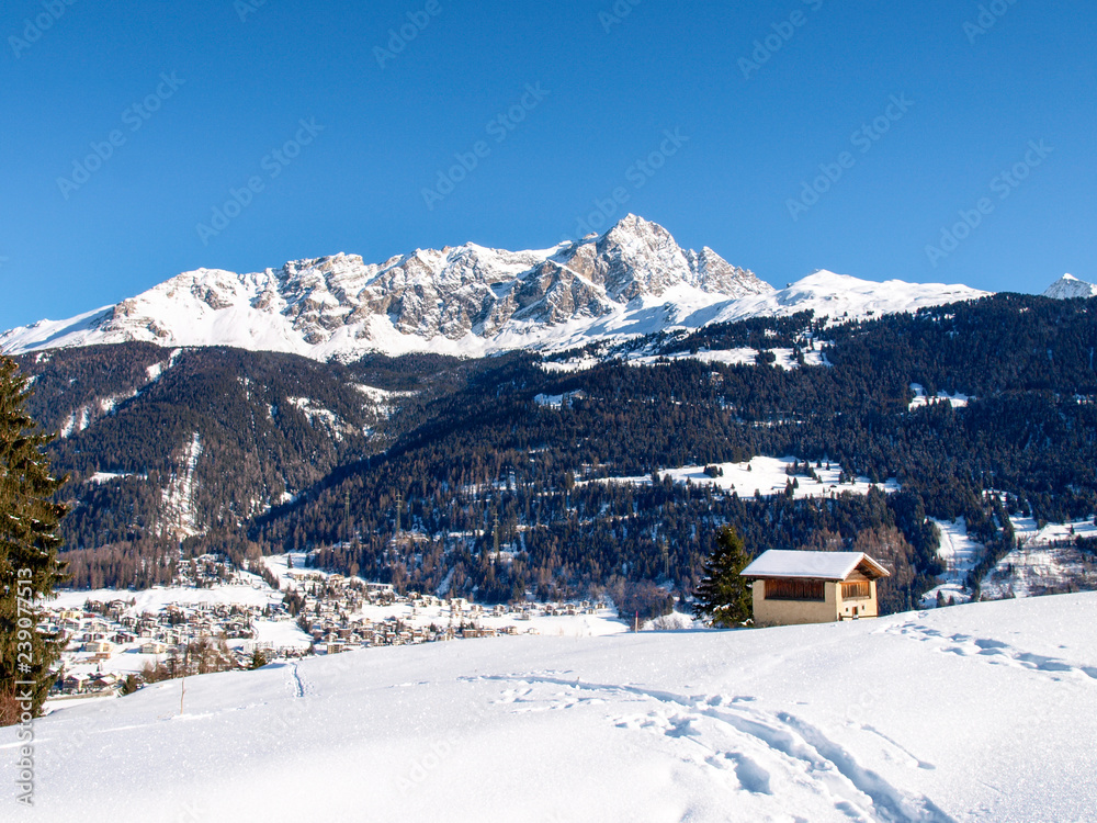 Savognin: region, snow-covered mountains and ski slopes