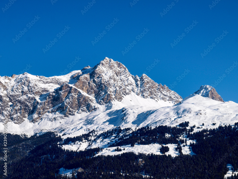Obraz premium Savognin: region, snow-covered mountains and ski slopes