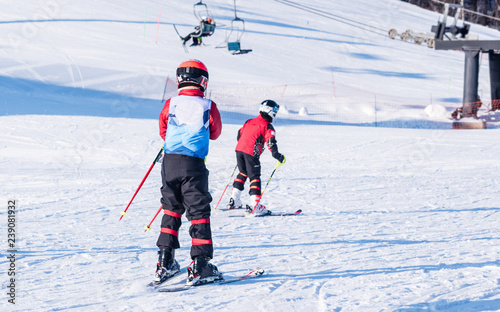 People are enjoying skiing / snowboarding 