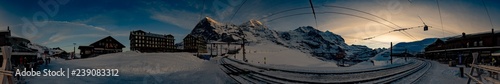 Panorama Grindelwald Kleine Scheidegg Bahnhof im Winter mit Schnee im Sonnenuntergang 