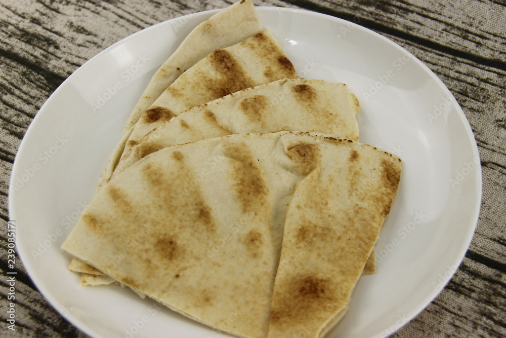 Pain pita dans une assiette Pain pita dans une assiette