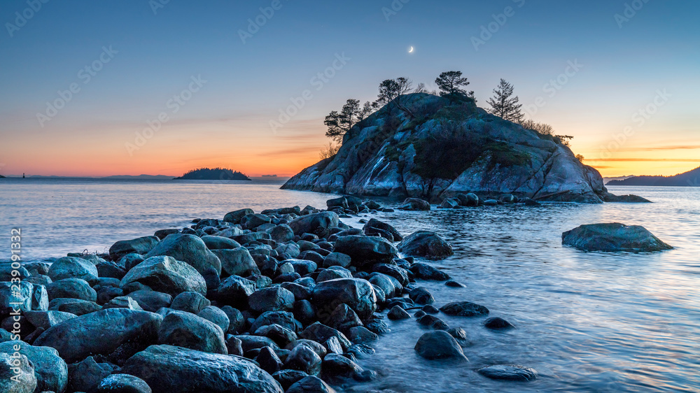 Naklejka premium Sunset over Whyte Cliff, West Vancouver, beautiful British Columbia, Canada.