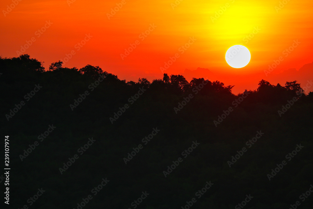 Sonnenuntergang über dem Dschungel von Hua Hin in Thailand Sonnenuntergang über dem Dschungel von Hua Hin in Thailand