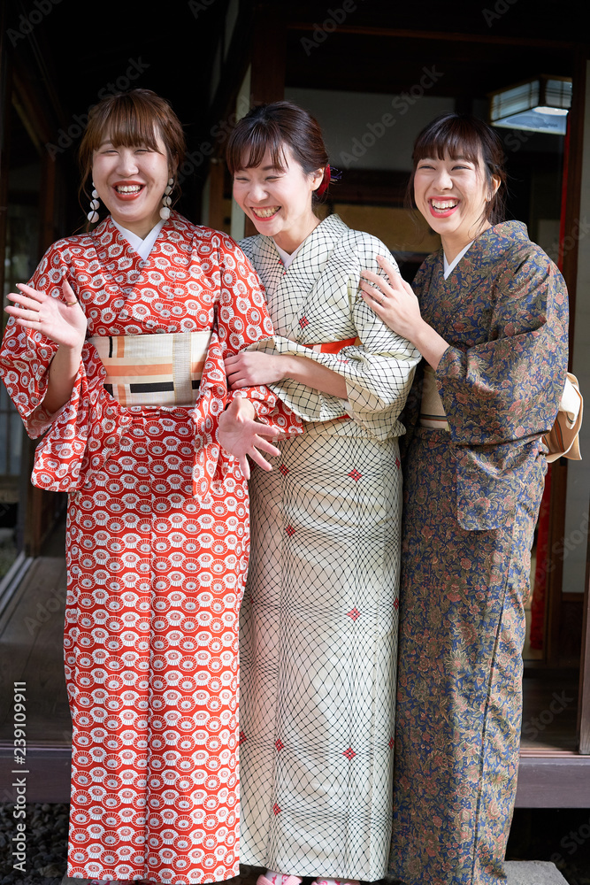 Naklejka premium 笑顔で寄り添う着物の女性 3人