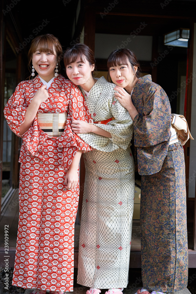 笑顔で寄り添う着物の女性　3人