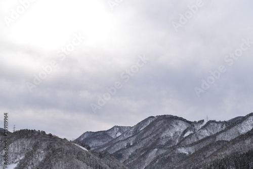 雪の日に差し込む太陽