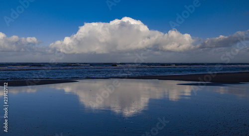 Wolkenspiegelung an der Küste