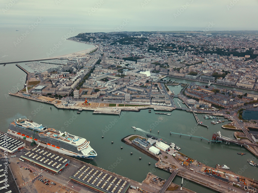 フランスのル・アーブルの港湾風景