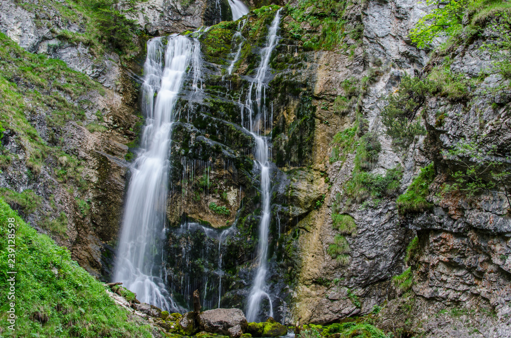 schmaler wasserfall zwischen felsen