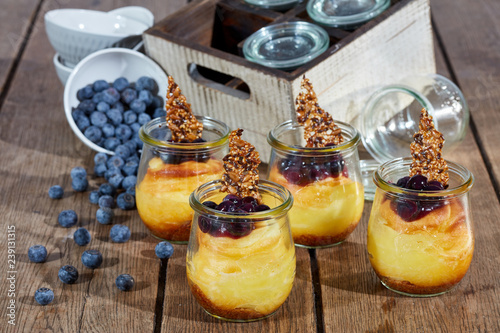 Cheesecake mit Blaubeeren im Glas