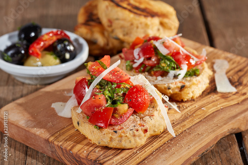 Pfannenbrot mit Tomaten, Pesto und Parmesankäse