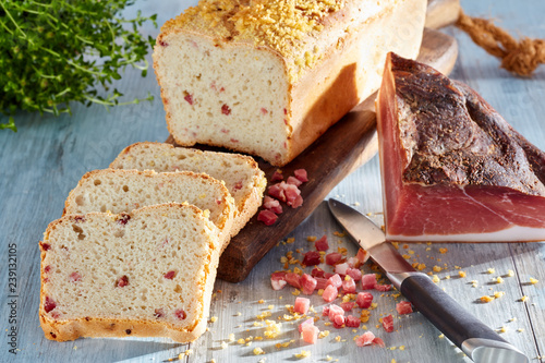 Weißbrot mit Speckwürfeln