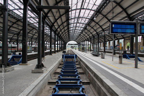 blick auf ein gleis im bahnhof in wiesbaden hessen deutschland fotografiert während einer sightseeing tour im sommer