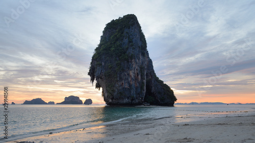 Playa de Phra Nang - Ao Phra Nang Beach con islas de piedra caliza (Koh Rang Nok y Koh Rang Nail)formaciones kársticas.Lugar solo accesible por barco , en la provincia de Krabi, Tailandia, Asia photo