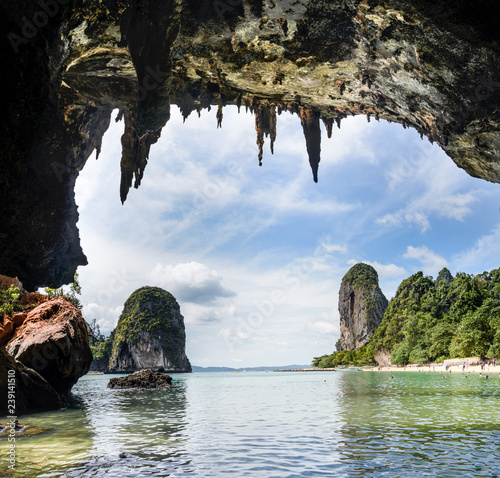 Cueva en Ao Phra Nang beach cave en la provincia de Krabi Tailandia un dia soleado de diciembre