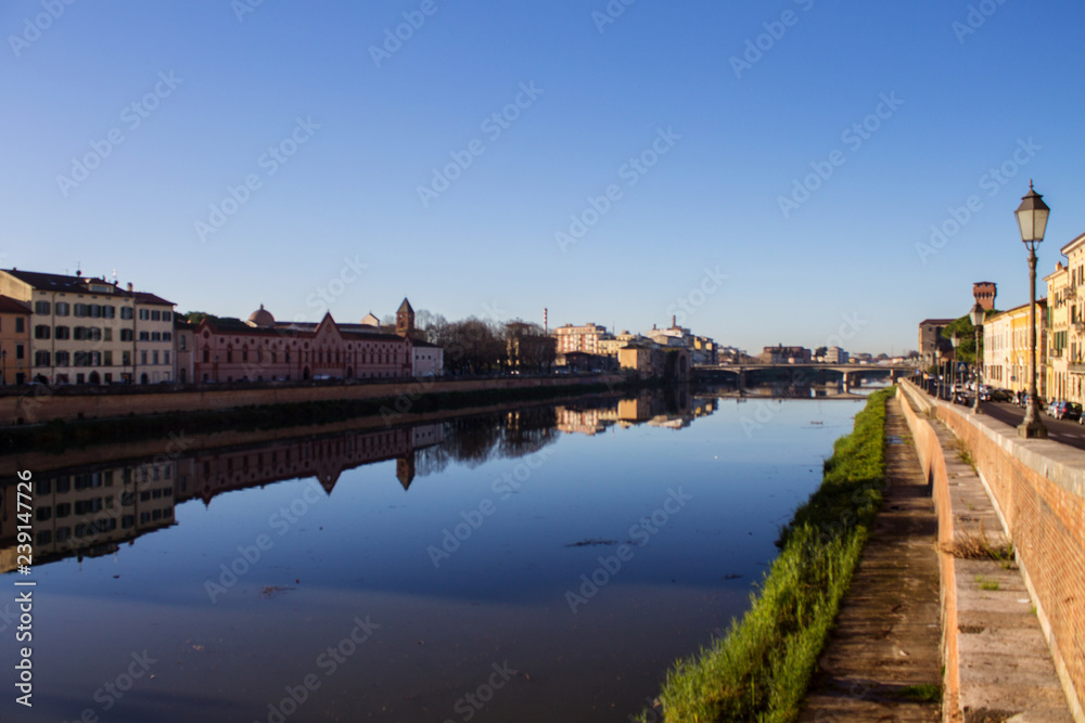 Fototapeta premium вид на противоположный берег реки Арно, Италия, Пиза, декабрь 2018