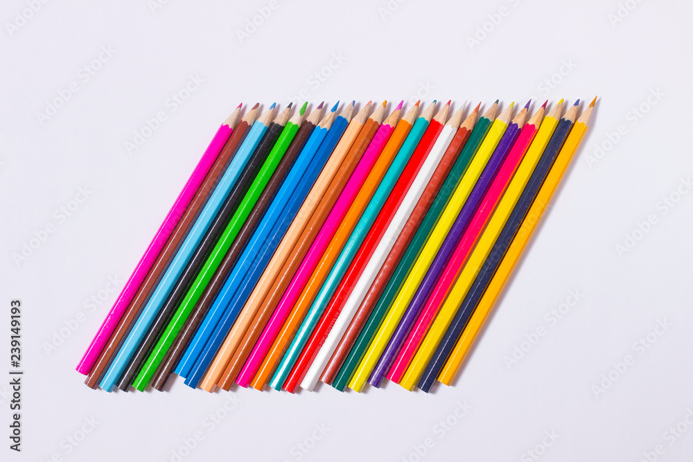 Obraz premium Цветные карандаши на белом.