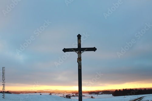 Jesusmarterl in Winterlandschaft bei Sonnenuntergang, Allgäu, Bayern