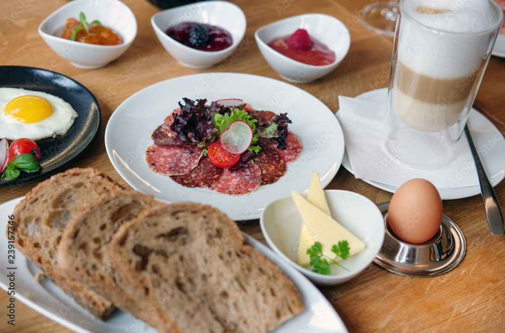 Frühstückstisch mit Fokus auf den Aufschnitt – selektiver Fokus Frühstückstisch mit Fokus auf den Aufschnitt – selektiver Fokus