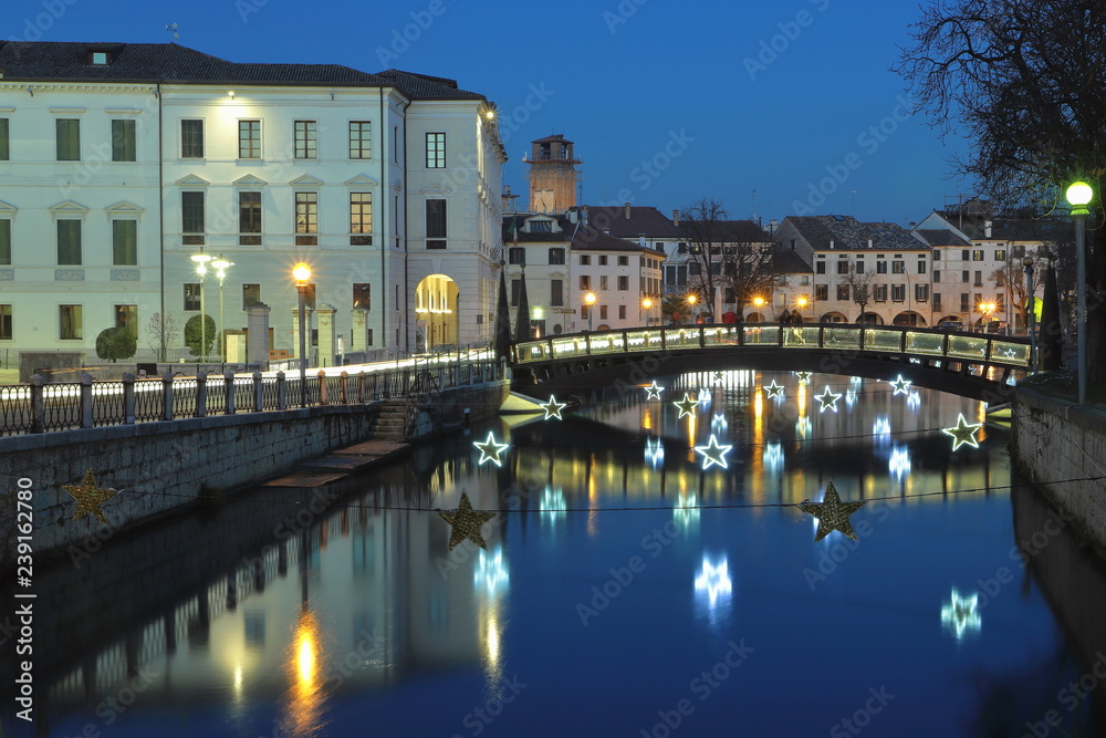 Fototapeta premium treviso città con università e fiume sile nel periodo natalizio in italia, europa, treviso city with sile river on christmas period 2018 in italy, europe