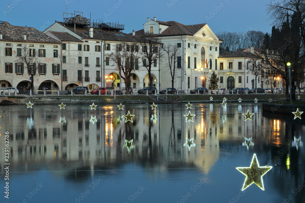 TREVISO DI SERA CON PALAZZI D'EPOCA E STORICI CON RIFLESSI SUL FIUME SILE IN ITALIA, EUROPA, EVENING IN TREVISO WITH OLD AND HISTORICAL PALACES WITH REFLECTIONS ON THE SILE RIVER IN ITALY, EUROPE