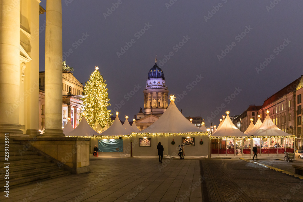 Naklejka premium Christmas stalls for food, drinks and gifts in Gendarmenmarkt Christmas Market in Berlín, Germany.